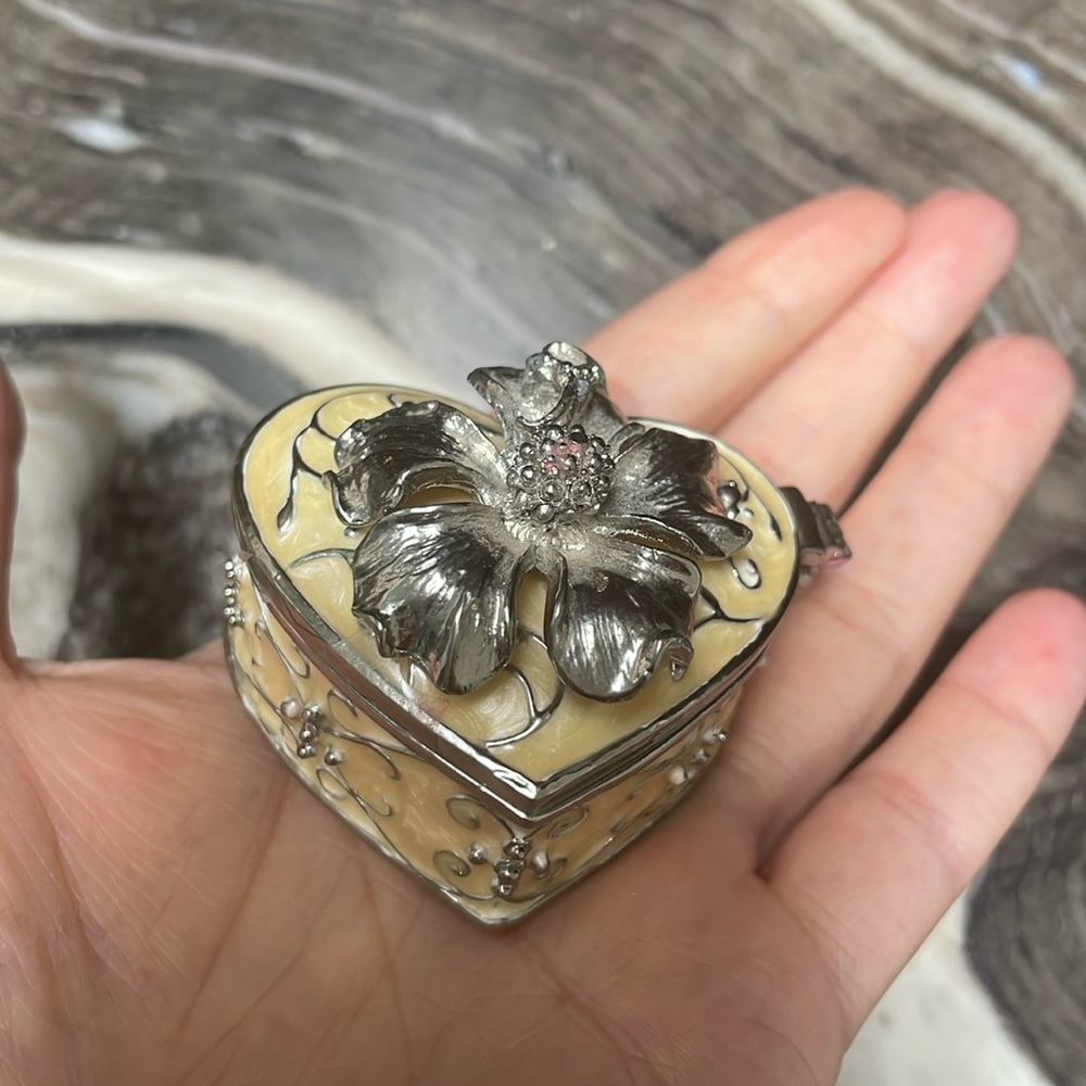 Things Remembered  Heart Trinket Box Enamel Silver